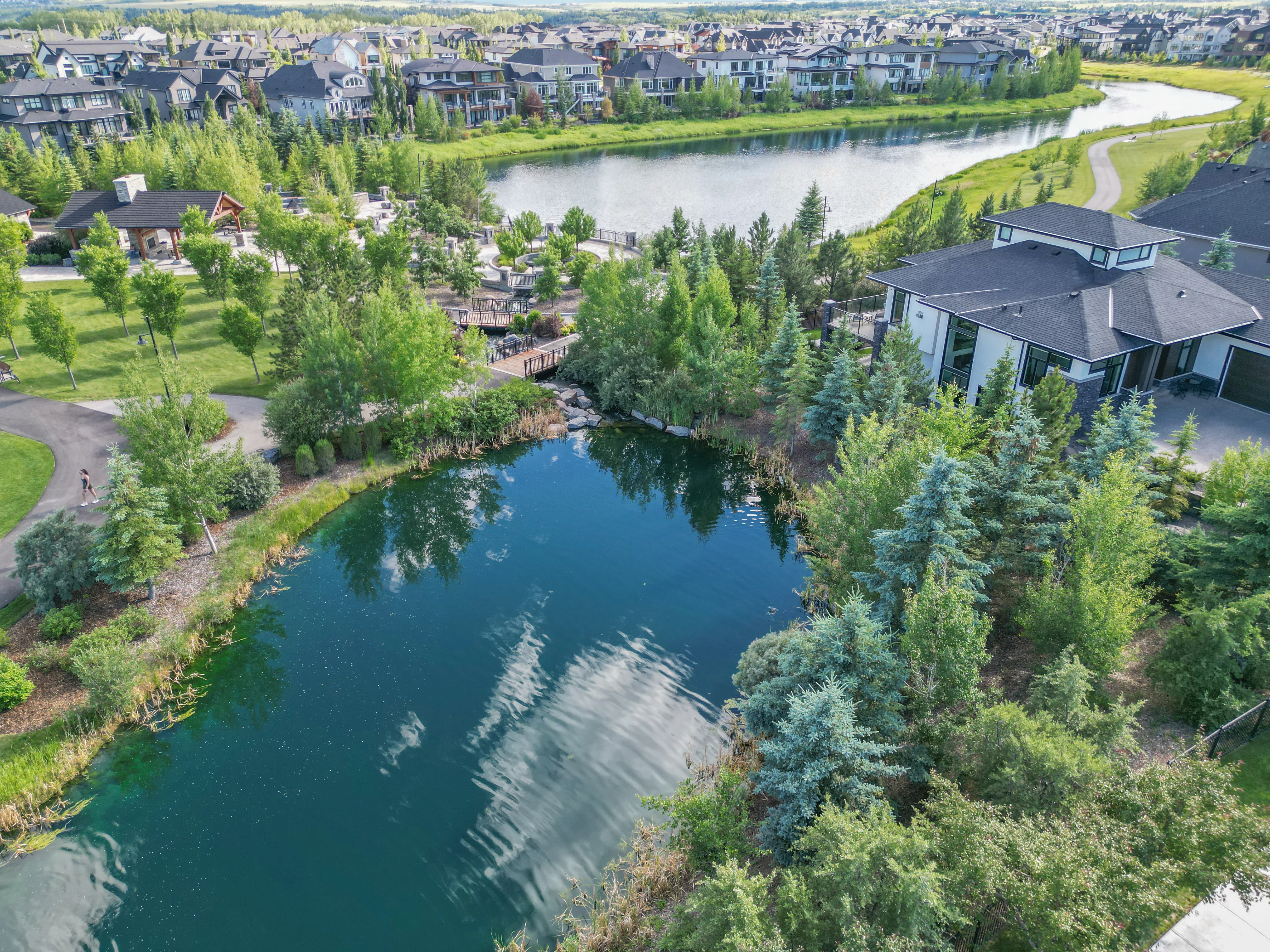 Homes and landscaping in Watermark at Bearspaw